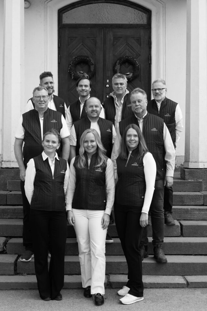 gruppbild av personalen i svartvitt